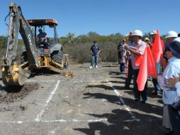 Durante la gira de trabajo por Acasico, también se dio el arranque de los trabajos de lo que será el nuevo panteón. ESPECIAL /