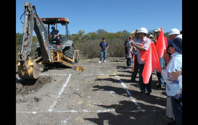 Durante la gira de trabajo por Acasico, también se dio el arranque de los trabajos de lo que será el nuevo panteón. ESPECIAL /