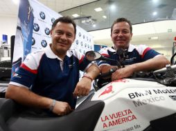 Víctor Bernal (i) y Ernesto Acevedo (d) motociclistas que realizan el recorrido desde norteamérica hasta sudamérica.  /