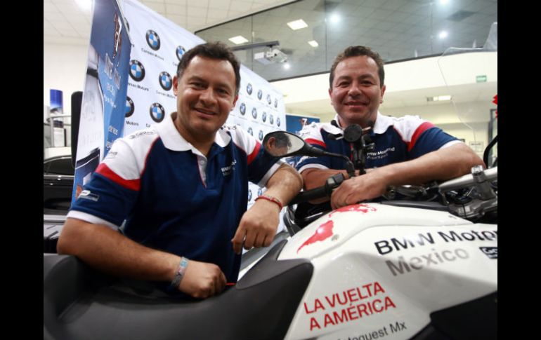 Víctor Bernal (i) y Ernesto Acevedo (d) motociclistas que realizan el recorrido desde norteamérica hasta sudamérica.  /