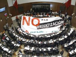 Legisladores del PRD,PT y Movimiento Ciudadano mostraron una manta con un mensaje contra la privatización de Pemex. NTX /