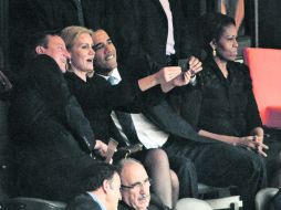 Barack Obama y David Cameron posan para la foto con la primera ministra de Dinamarca, Helle Thorning Schmidt. AFP /