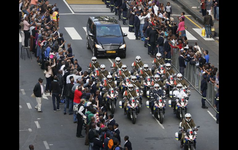 El cortejo fúnebre inició con un recorrido por los lugares que tuvieron algún significado en la vida de Nelson Mandela. AP /