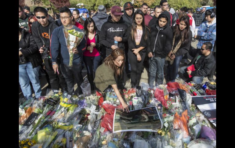 Miles de admiradores han acudido a darle una espontánea despedida al actor en el mismo sitio en donde ocurrió el accidente. ARCHIVO /