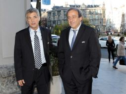 Platini (D) desmiente las versiones que dicen que el sorteo mundialista estuvo amañado. EFE /