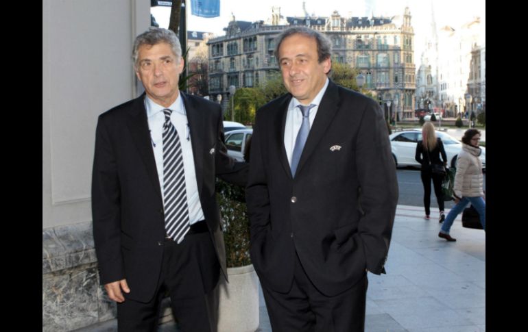 Platini (D) desmiente las versiones que dicen que el sorteo mundialista estuvo amañado. EFE /