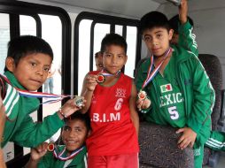 Los niños triquis se encuentran motivados por acudir a la final de vuelta del futbol mexicano. ARCHIVO /