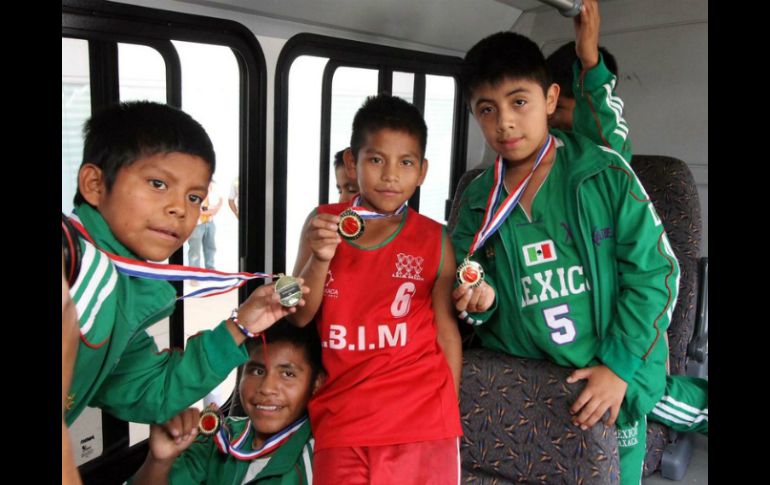 Los niños triquis se encuentran motivados por acudir a la final de vuelta del futbol mexicano. ARCHIVO /