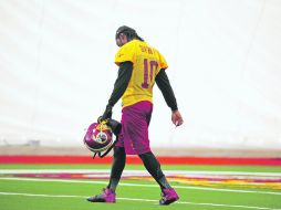 No va más. Griffin III abandona el campo de prácticas de los Pieles Rojas, al concluir el entrenamiento de ayer. AP /