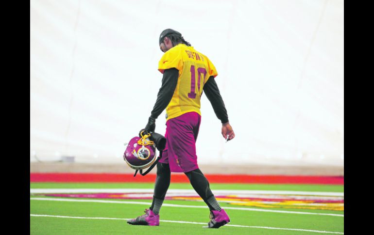 No va más. Griffin III abandona el campo de prácticas de los Pieles Rojas, al concluir el entrenamiento de ayer. AP /