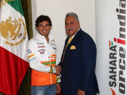 El presidente de Force India, Vijay Mallya (d), y el nuevo piloto de la escudería, Sergio ''Checo'' Pérez. ESPECIAL /