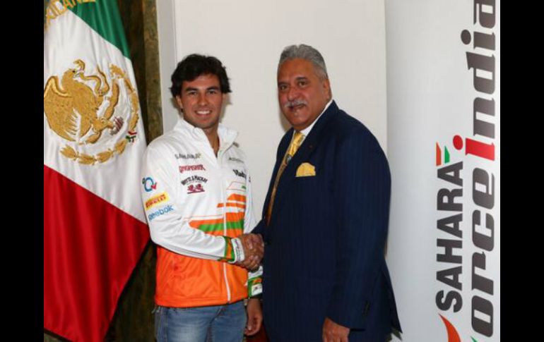 El presidente de Force India, Vijay Mallya (d), y el nuevo piloto de la escudería, Sergio ''Checo'' Pérez. ESPECIAL /