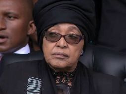 Winnie Mandela durante el servicio memorial de su ex esposo en el estado Soccer City. ARCHIVO /