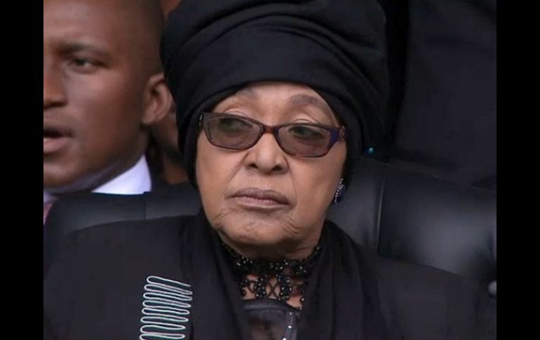 Winnie Mandela durante el servicio memorial de su ex esposo en el estado Soccer City. ARCHIVO /