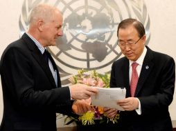 Ban Ki-moon (d) recibe el informe de armas de mano de Ake Sellstrom, el encargado de la investigación. EFE /