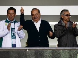 En la imagen, Slim -centro- junto al presidente del Pachuca -derecha-. MEXSPORT /