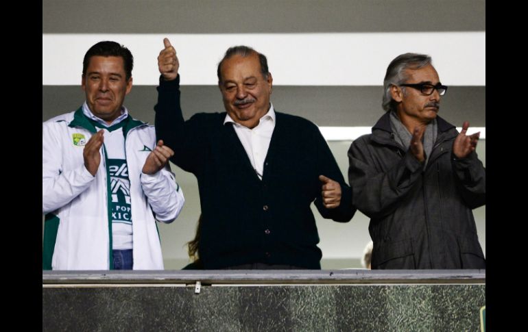 En la imagen, Slim -centro- junto al presidente del Pachuca -derecha-. MEXSPORT /