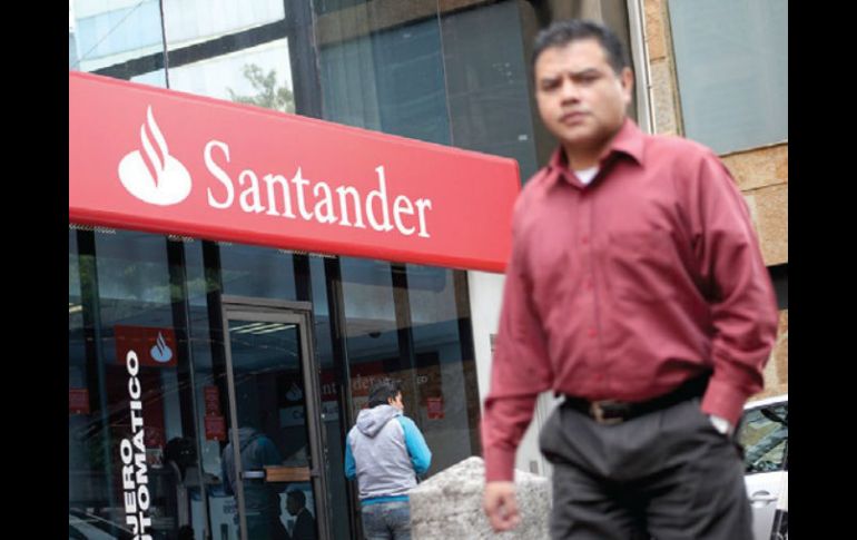 Monex estima que los ingresos por comisiones de Santander logren un avance de 8.5% al finalizar el 2014. EE  /