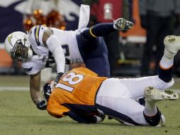 El defensivo de San Diego Marcus Gilchrist captura detrás de la línea de golpeo al mariscal de Denver Peyton Manning. AP /