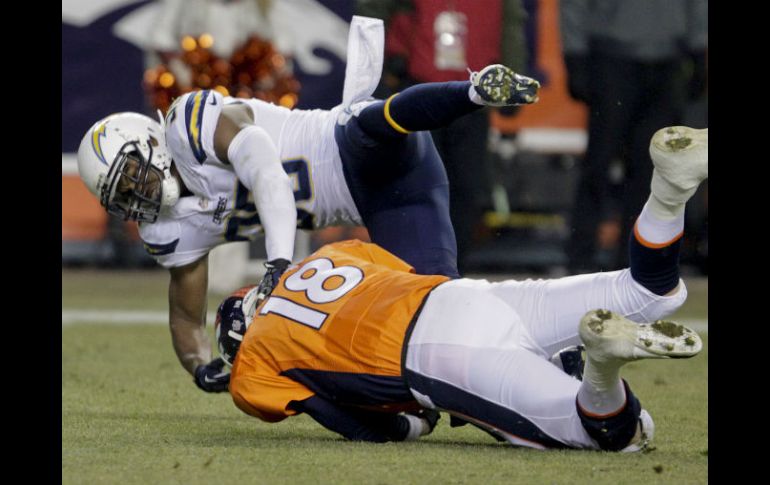 El defensivo de San Diego Marcus Gilchrist captura detrás de la línea de golpeo al mariscal de Denver Peyton Manning. AP /