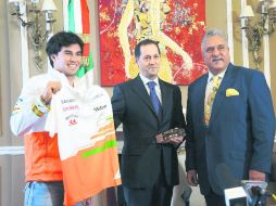 Checo entrega una playera de Force India al cónsul de México en el Reino Unido, tras ser presentado como piloto de la escudería.  /