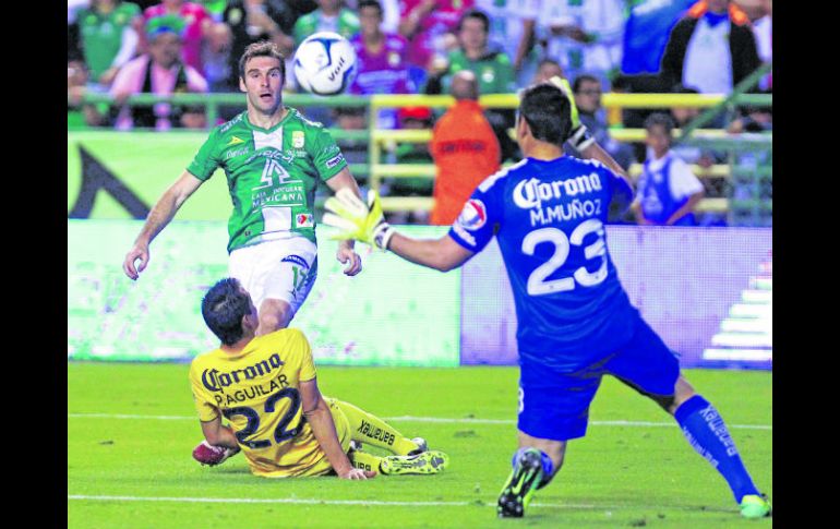 El ariete argentino del León, Mauro Boselli, al momento de marcar el gol que sentenciaba las acciones en Guanajuato. AFP /