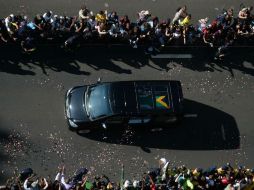 A bordo de un furgón negro cubierto por la bandera nacional sudafricana, su ataúd llegó a las 07:49 horas locales. AFP /