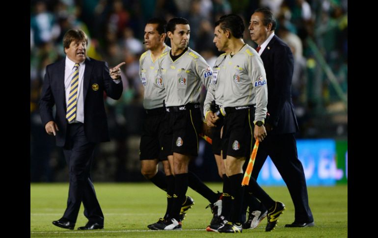 Miguel Herrera no quedó conforme con la actuación del silbante César Ramos en el juego de ida de la final. MEXSPORT /