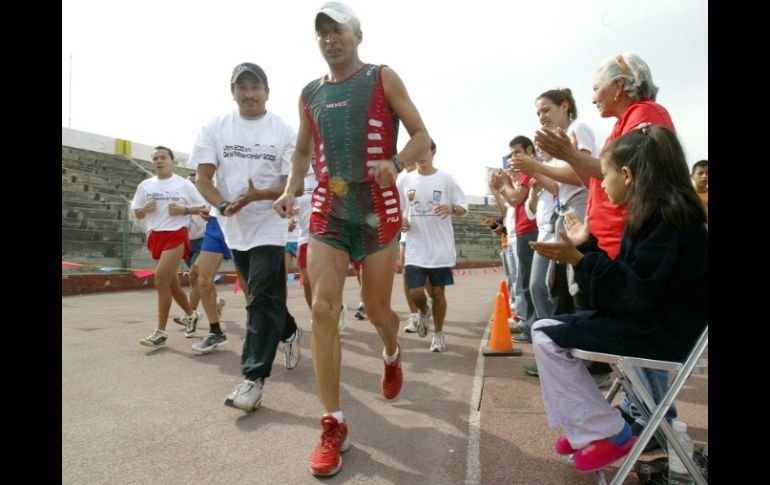 'Pues ya está hecha la carrera, doy gracias por todo lo recolectado que va a hacer feliz a muchos niños' expresó Eduardo Blake. ARCHIVO /