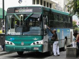 Hay señalamientos de políticos de que ya está acordada el alza al precio del pasaje entre autoridades estatales y camioneros. ARCHIVO /