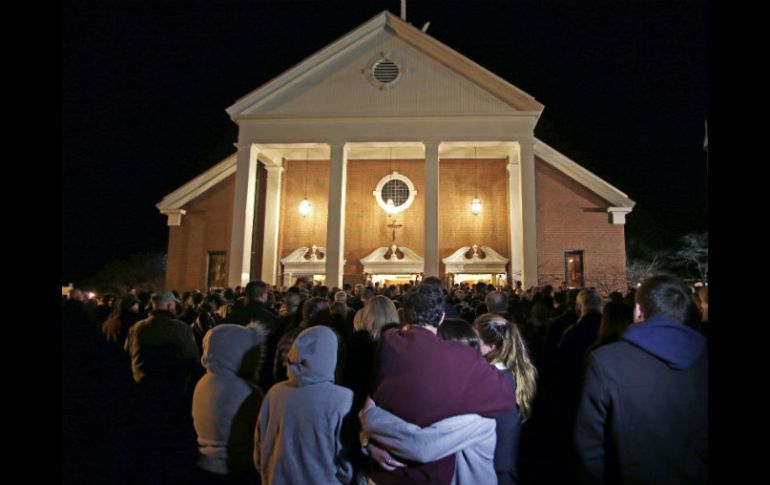 Se lleva a cabo el primer aniversario del tiroteo en la escuela Sandy Hook, en el que murieron 20 niños y seis adultos. AP /