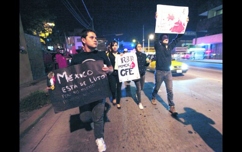 Alrededor de 50 personas se manifestaron contra la reforma energética en el Centro de Guadalajara.  /