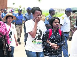 Una mujer llora durante el tercer y último día de la capilla ardiente abierta al público por el 	ex presidente sudafricano. EFE /