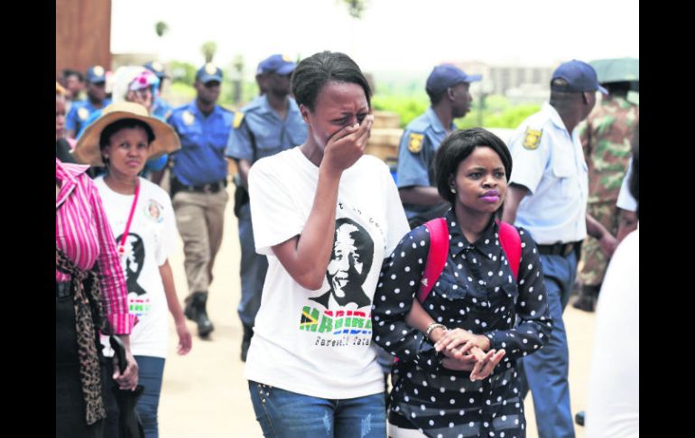 Una mujer llora durante el tercer y último día de la capilla ardiente abierta al público por el 	ex presidente sudafricano. EFE /