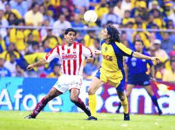 Ángel ''Rambo'' Sosa pelea un balón con el entonces americanistas Duilio Davino, en una estampa de la Final del Verano 2002. MEXSPORT /