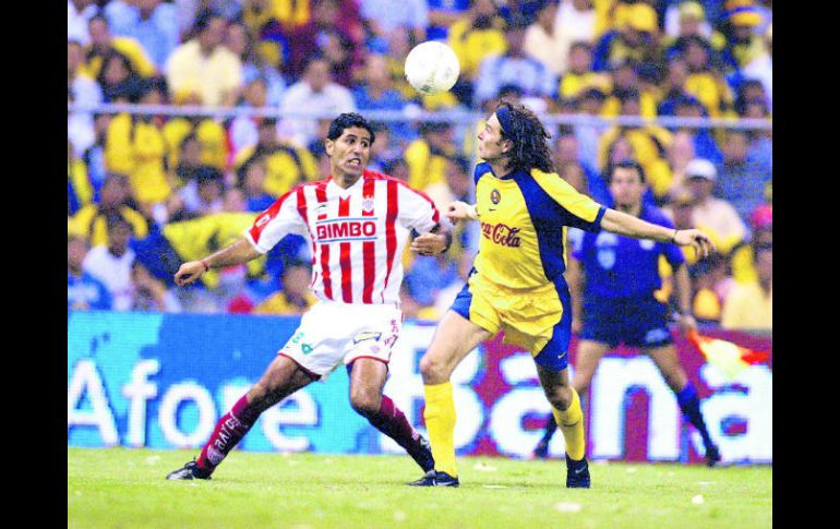 Ángel ''Rambo'' Sosa pelea un balón con el entonces americanistas Duilio Davino, en una estampa de la Final del Verano 2002. MEXSPORT /