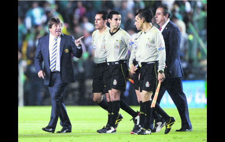 Miguel Herrera se mostró molesto con el arbitraje durante el juego; apuntó que no les marcaron dos penales claros. MEXSPORT /