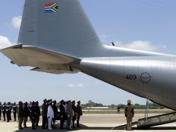 Los restos de Nelson Mandela son custodiados al avión que lo transportó al lugar donde será sepultado. AP /