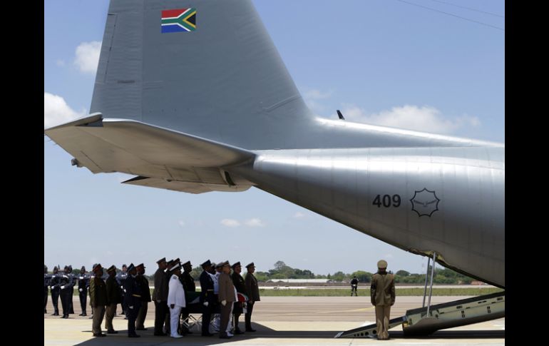 Los restos de Nelson Mandela son custodiados al avión que lo transportó al lugar donde será sepultado. AP /