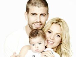 Shakira y el futbolista Piqué, junto con su hijo Milan. ESPECIAL /