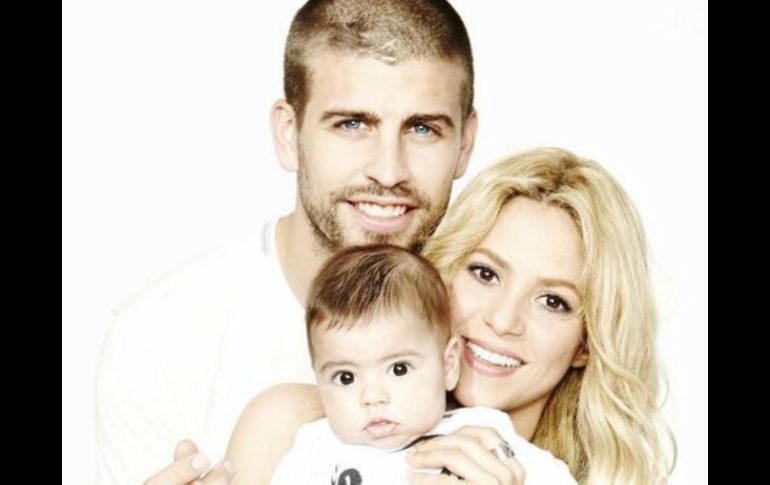 Shakira y el futbolista Piqué, junto con su hijo Milan. ESPECIAL /