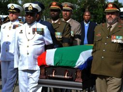 El nieto de Nelson Mandela, Mandla Mandela y oficiales militares custodian el féretro del ex presidente sudafricano. AP /