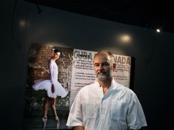 El fotógrafo español Héctor Garrido junto a un cartel de su muestra ''Cuba Iluminada'' en La Habana. EFE /