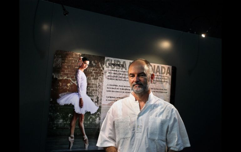 El fotógrafo español Héctor Garrido junto a un cartel de su muestra ''Cuba Iluminada'' en La Habana. EFE /