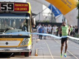 El velocista jamaiquino corrió por la mítica avenida 9 de Julio, en Buenos Aires. AFP /