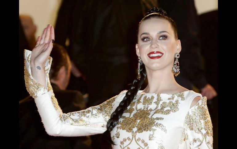 Katy Perry recibió el NRJ Award de la artista femenina internacional. EFE /