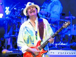 Durante su presentación de ayer por la noche Carlos Santana estuvo acompañado de varias figuras de talla internacional. AFP /