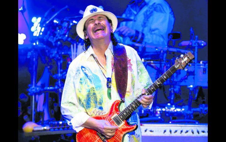 Durante su presentación de ayer por la noche Carlos Santana estuvo acompañado de varias figuras de talla internacional. AFP /