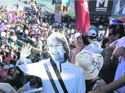 Seguidores de Michelle Bachelet muestran un retrato de la candidata presidencial en un mitin de cierre de campaña en Santiago, Chile. AP /