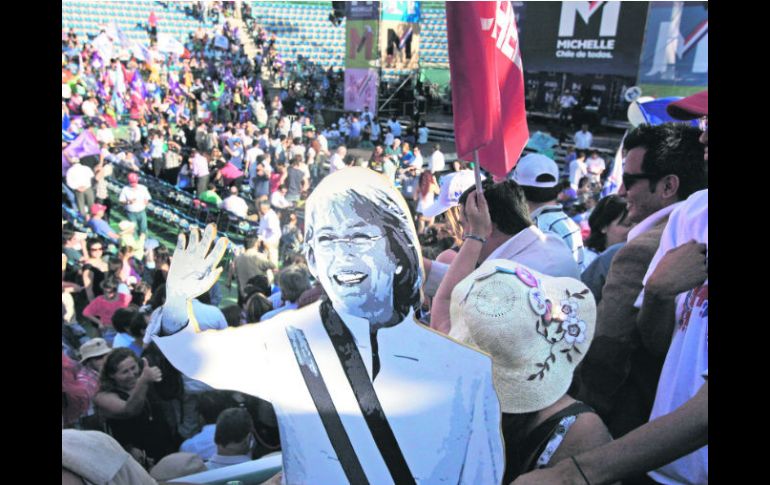 Seguidores de Michelle Bachelet muestran un retrato de la candidata presidencial en un mitin de cierre de campaña en Santiago, Chile. AP /